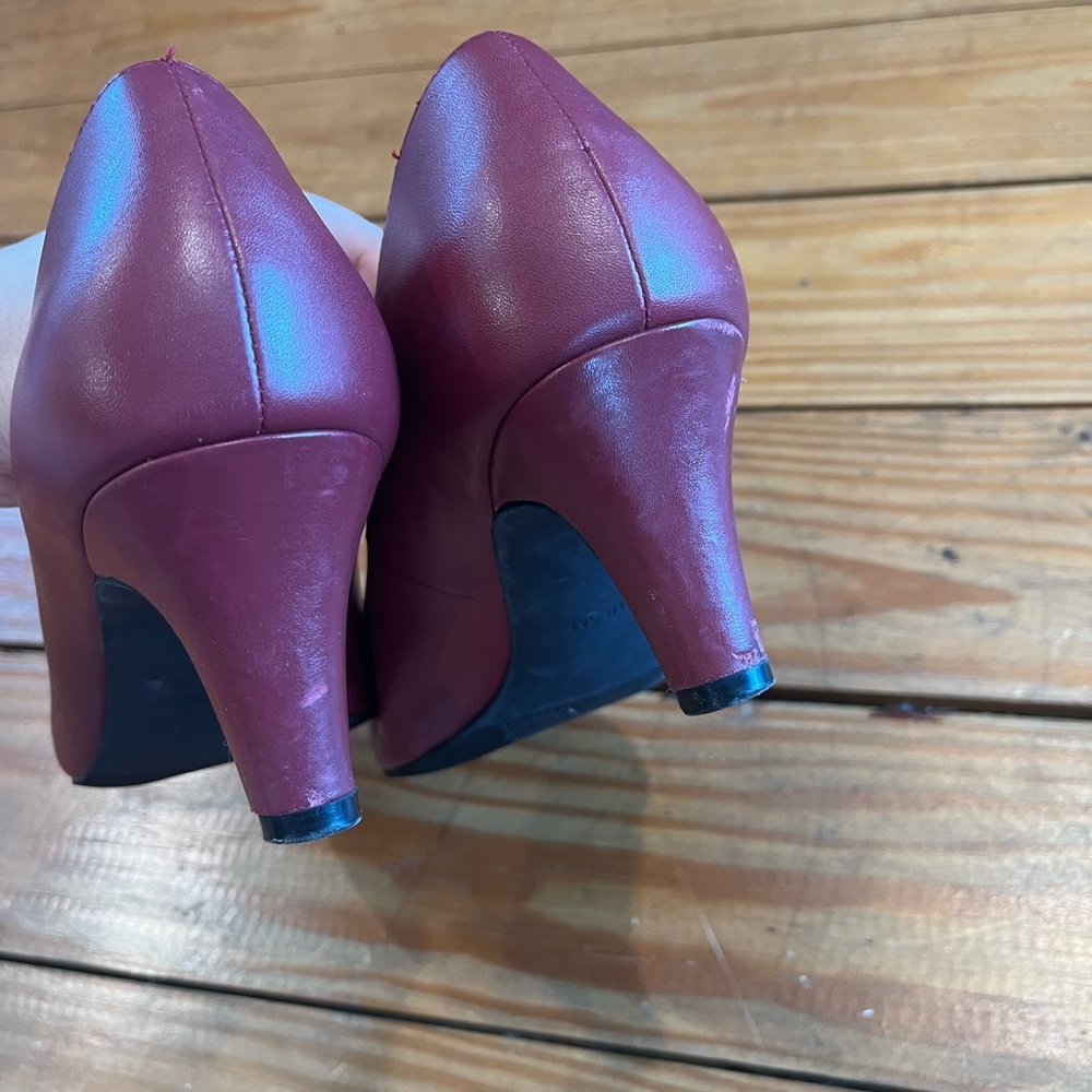 (388) ARRAY RED HEELS - Picture 7 of 9